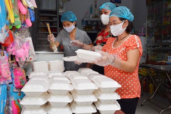 Một gia đình ở quận Phú Nhuận, TPHCM nấu cơm phát từ thiện cho người nghèo và ở bệnh viện, sáng 7-4-2020. Ảnh: VIỆT DŨNG
