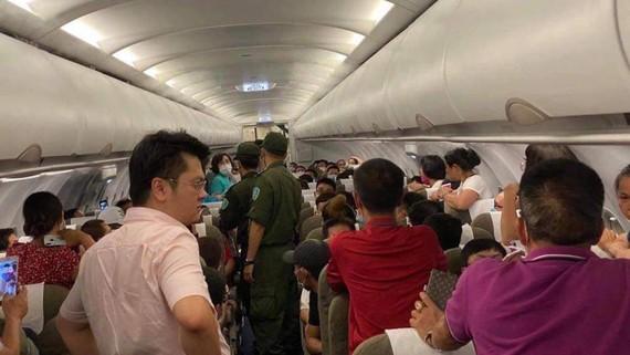 Lực lượng an ninh sân bay đã buộc 2 hành khách liên quan phải rời khỏi máy bay