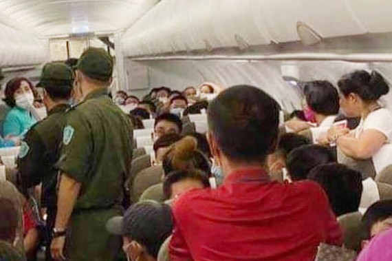 Lực lượng an ninh sân bay đưa hành khách gây rối rời khỏi máy bay