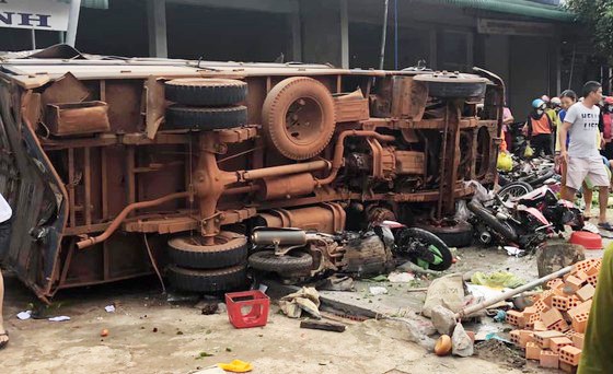 Sau khi va chạm chiếc xe tải đã lao vào chợ tông nhiều xe máy và người đi chợ, thông tin ban đầu có 3 người chết tại chỗ, 7 người bị thương