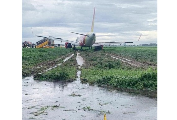 2 phi công điều khiển máy bay trượt khỏi đường băng bị tịch thu bằng lái