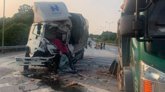 Hiện trường vụ tai nạn vừa xảy ra trên cao tốc Nội Bài - Lào Cai