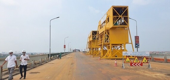 Dự án sửa chữa mặt cầu Thăng Long vừa được khởi công hôm 16-8