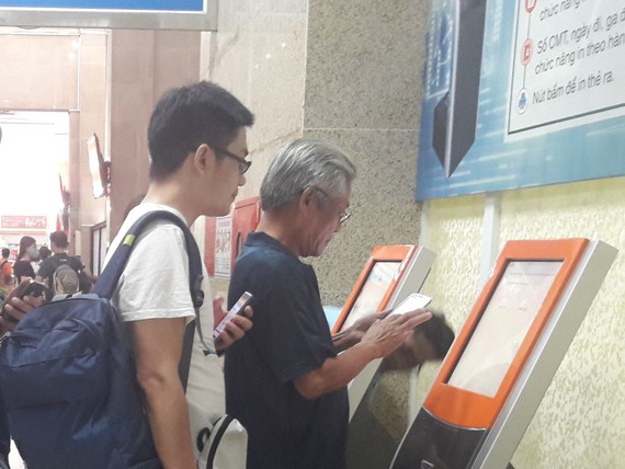 Hành khách mua vé tàu tại ga Hà Nội