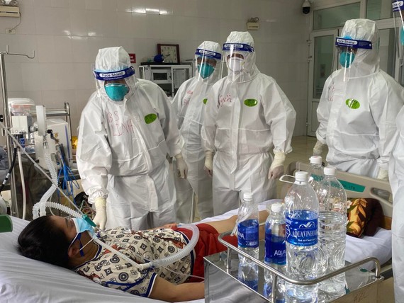 Các bác sĩ bệnh viện Chợ Rẫy đang khám chữa bệnh cho bệnh nhân tại Bắc Giang