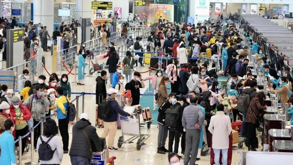 Sân bay Nội Bài đông nghẹt hành khách những ngày sau Tết Nhâm Dần