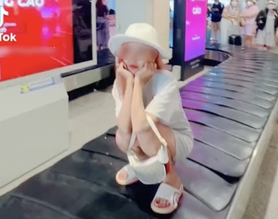 Video cô gái ngồi trên băng chuyền hành lý đang lan truyền trên mạng xã hội