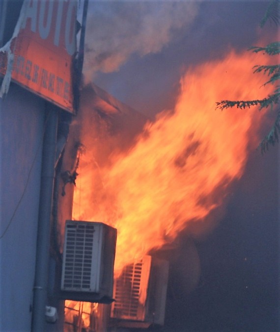 Cháy gara ô tô gần trụ sở VFF, nhiều người hoảng loạn