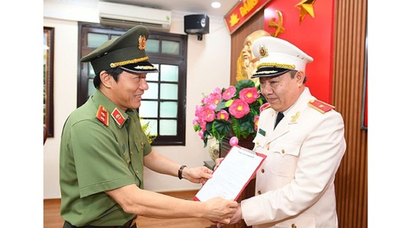 Thứ trưởng Lương Tam Quang trao quyết định bổ nhiệm cho Thiếu tướng Đặng Ngọc Tuyến. Ảnh: BCA