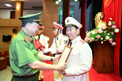 Bộ trưởng Bộ Công an Tô Lâm trao quyết định cho Thứ trưởng Trần Quốc Tỏ