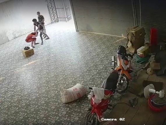 Hình ảnh Hùng và Công vào nhà hành hung chị H. (ảnh cắt từ clip)