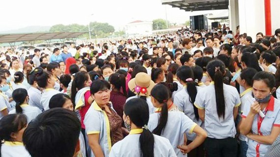 Hàng ngàn công nhân Công ty S&H Vina Thạch Thành ngừng việc. ảnh: D.D
