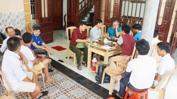 Gia đình, chính quyền và hàng xóm ngóng chờ thông tin về tàu cá tại nhà thuyền trưởng Nguyễn Văn Tuy. Ảnh: N.D