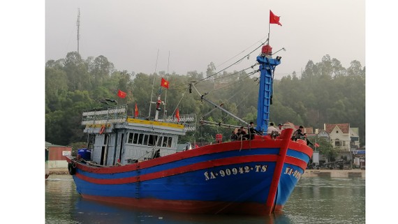 Tàu cá NA 90942TS cùng 14 ngư dân đã được đưa vào cảng Lạch Quèn an toàn.