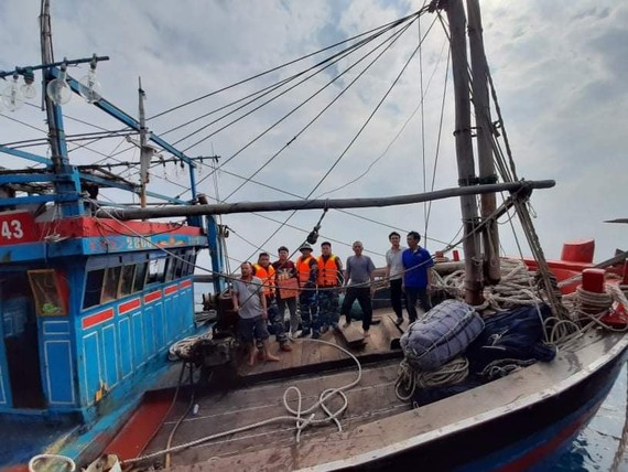 Tàu cá cùng 6 ngư dân được cứu nạn, đưa vào bờ an toàn