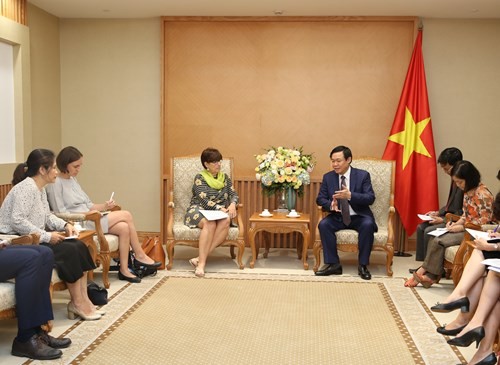 政府副總理王庭惠接見比利時駐越大使讓娜‧羅卡。（圖片來源：VGP/成鐘）