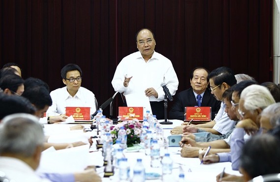 阮春福總理與文藝工作者舉行會議。（圖片來源：互聯網）