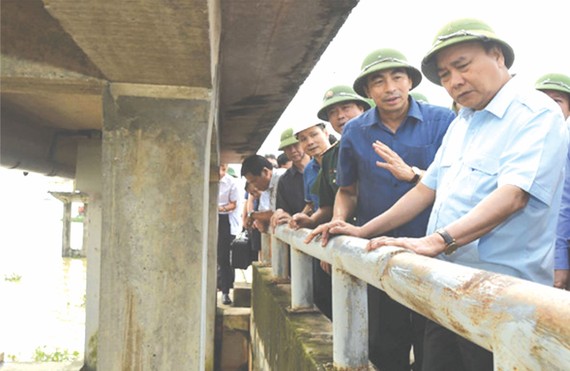 阮春福總理指導寧平省黃龍河堤的防洪工作。