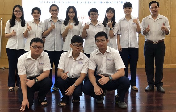 黎鴻鋒高中專校 10 名華人子弟入選國家 優秀生華文科考生隊。