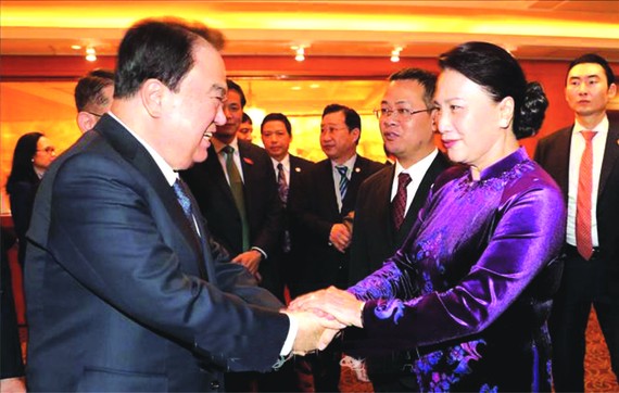 國會主席阮氏金銀與韓國企業家交談。