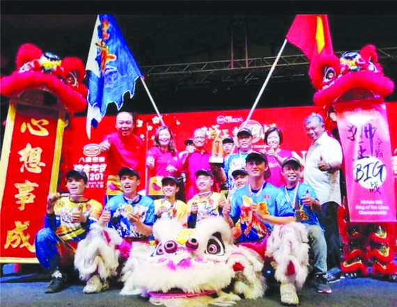 海南聯友龍獅隊在馬國頒獎典禮中合照。