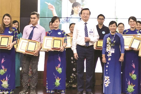 市教育與培訓廳長黎鴻山(右三 )向４位 華人教師頒獎。
