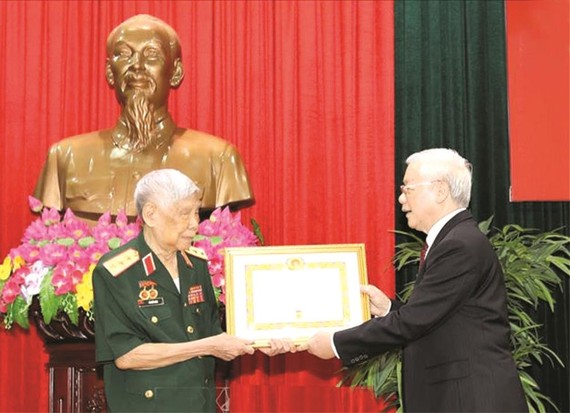 總書記、國家主席阮富仲向黎可漂同志頒授紀念章。