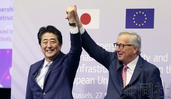 日本首相安倍晉三與歐盟委員會主席容克 ( 路透社)