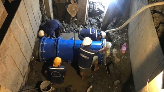 技術人員正維修本市輸水管道。
