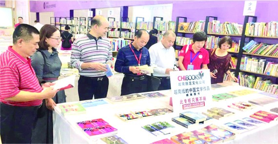 中國讀者參觀麗芝文化傳媒公司的展位。