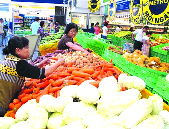 消費者在超市購買果蔬。