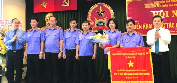 市委書記阮善仁向人民檢察院頒發政府競賽錦旗。