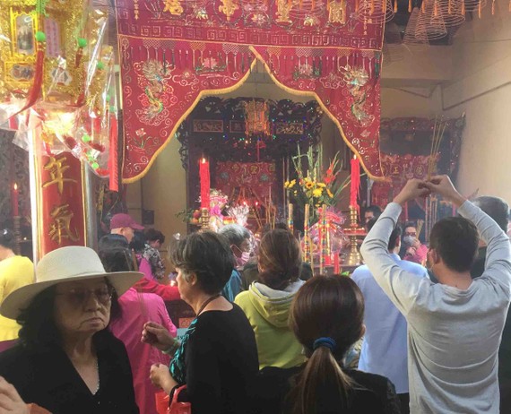 鵝貢市各華人公所的關聖帝君廟擠滿香客。