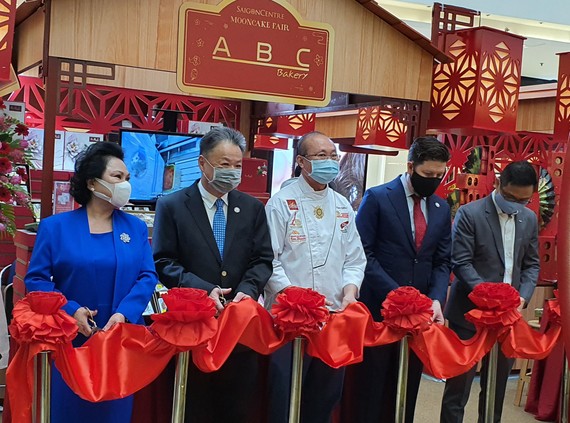 亞洲餅家在西貢中心月餅展位舉行開幕式。