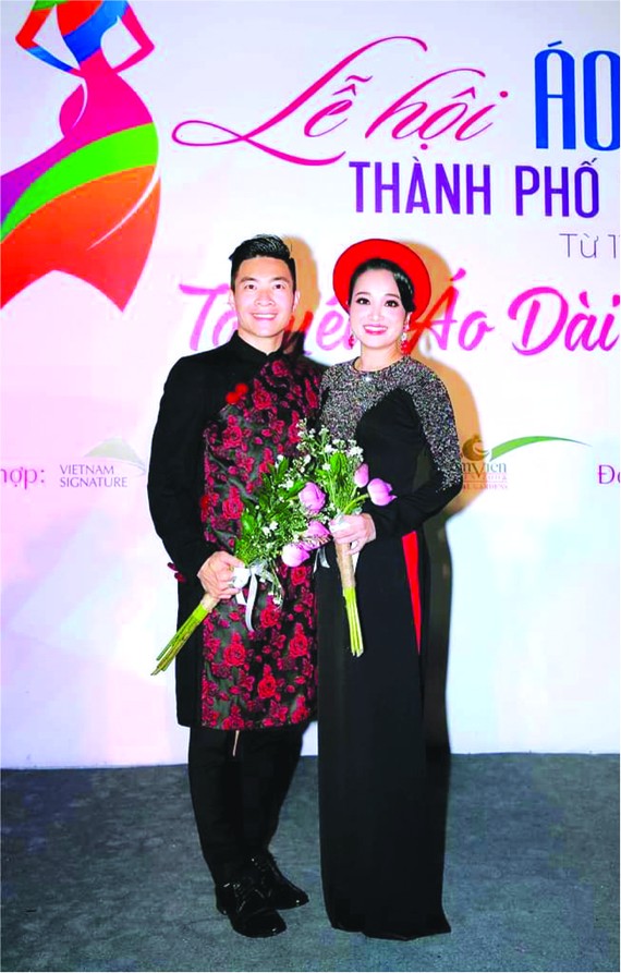 　　華人藝人江國基夫婦獲選為 今年的長衫大使。