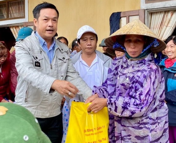 第十一郡東醫會主席陳昶霖醫師（左一）向中部災民贈送賑濟品。