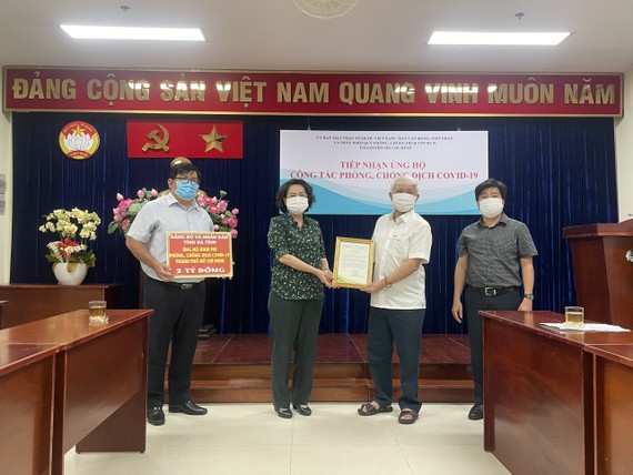 市越南祖國陣線委員會主席蘇氏碧珠代表接收。