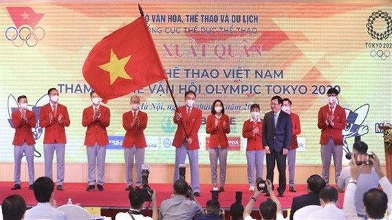 政府副總理范平明將國旗交給越南奧運代表團