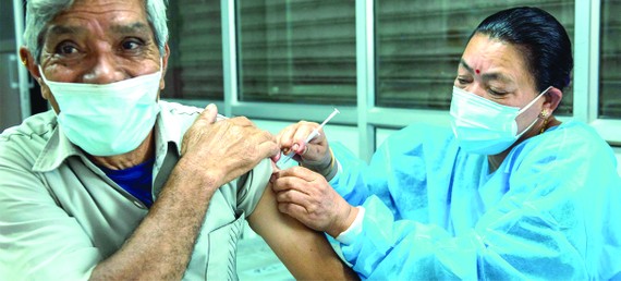 在尼泊爾首都加德滿都，這老年人接種了第二劑新冠疫苗。
