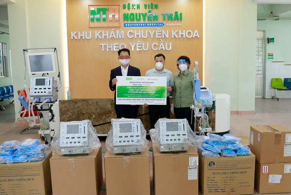 VinaCapital Foundation基金(VCF)於今年7月開展“為了越南呼吸節律”活動，以向本市及鄰近若干省份各轉換收治新冠患者功能醫院及野戰醫院提供呼吸機、醫保制服及若干必要醫療設備。