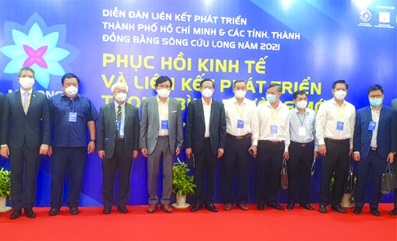 　　市人委會主席潘文邁(左五)與出席論壇代表合影。
