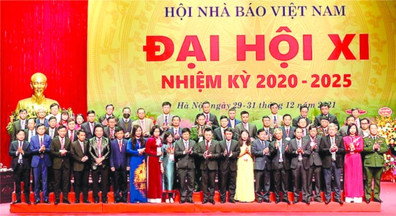 大會選出第十一屆越南新聞工作者協會執委會的52位同志。黎國明再次當選2020-2025年任期越南新聞工作者協會主席。