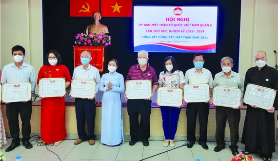 各華人會館獲市越南祖國陣線委員會獎狀。