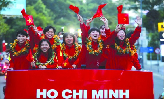 越南女足乘坐雙層巴士在街上遊行慶祝。