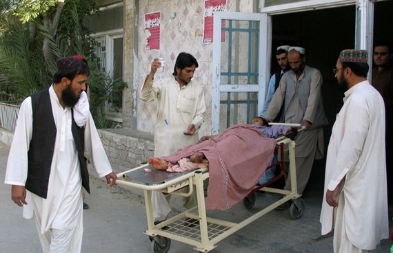 受傷的一名男孩送往巴基斯坦查馬醫院接受治療。（圖源：路透社）
