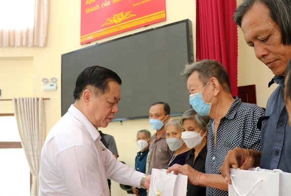 Đồng chí Nguyễn Trọng Nghĩa tặng quà tình nghĩa các gia đình chính sách