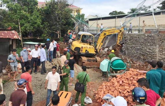 Đắk Nông: Sập bờ kè của Phòng CSGT một công nhân tử vong