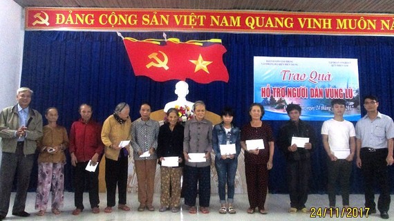 Đại diện UBMTTQ VN phường Điện Ngọc và VPĐD Báo SGGP tại miền Trung trao quà cho người dân vùng lũ