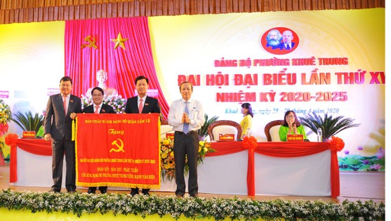 Đảng bộ quận Cẩm Lê tặng cờ cho Đảng bộ phường Khuê Trung tại Đại hội Đảng bộ phường Khuê Trung nhiệm kỳ 2020-2025. 