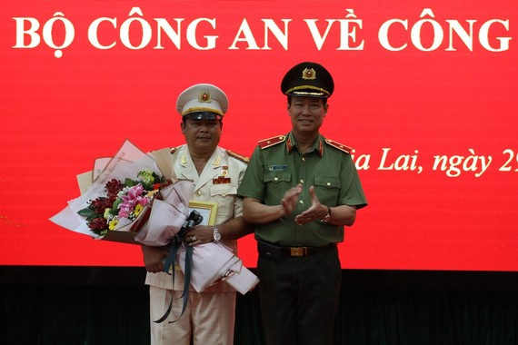 Đại tá Rah Lan Lâm (bên trái) nhận quyết định bổ nhiệm làm Giám đốc Công an tỉnh Gia Lai